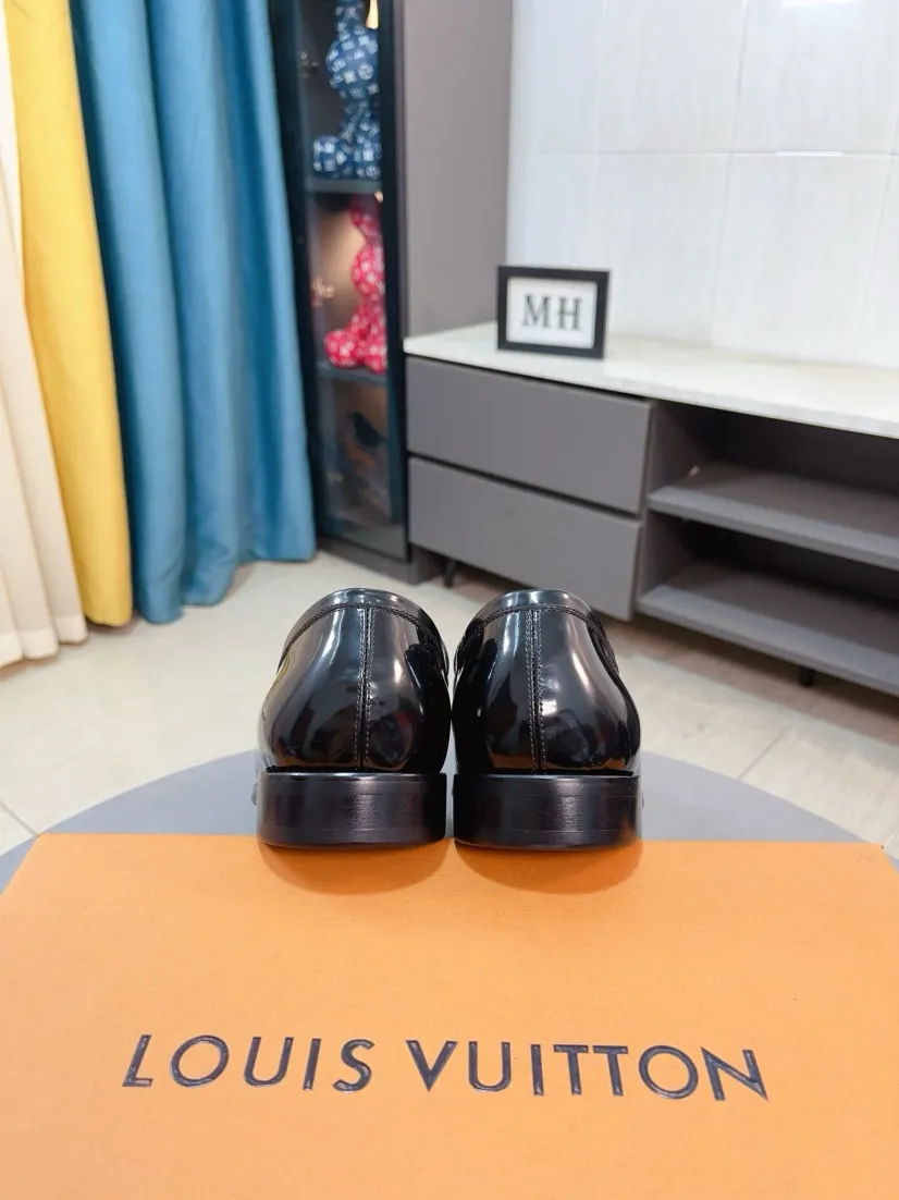 Men's men's shoes 💰500🌸🌸 [Louis Vuitton (LV)] High-end business formal leather shoes 🍀 luxurious and elegant style, both practicality and style, professional focus on details and quality, counter original 1⃣️: 1⃣️ ultra-accurate reproduction 👍🏻! Material: The upper is made of imported original calfskin➕imported Italian cowhide leather. Original anti-slip and wear-resistant outsole! Code number: 38--44 (45 customized)